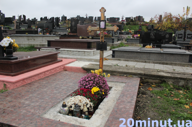 Новини Тернополя - фото з Є пам'ятники ручної роботи за десятки тисяч доларів: репортаж з Микулинецького кладовища Є пам'ятники ручної роботи за десятки тисяч доларів: репортаж з Микулинецького кладовища, фото №3 на сайті 20minut.ua