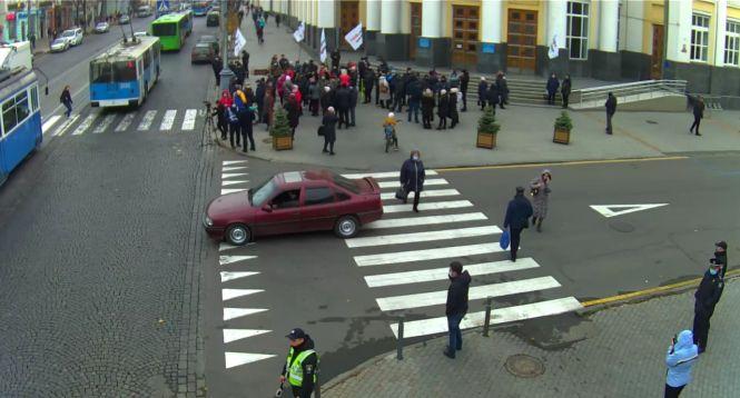 Новини Вінниці - фото з Через протест біля ОДА громадський транспорт збився з графіку. По місту затори Через протест біля ОДА громадський транспорт збився з графіку. По місту затори, фото №2 на сайті 20minut.ua