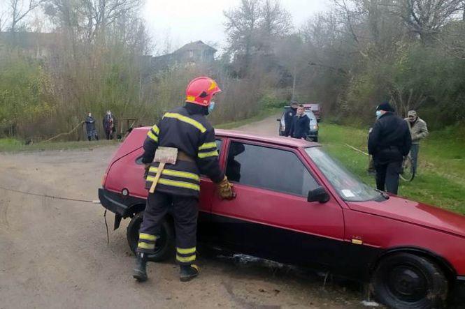 Новини Хмельницького - фото з На Хмельниччині автомобіль влетів у ставок (ФОТО) На Хмельниччині автомобіль влетів у ставок (ФОТО), фото №2 на сайті vsim.ua
