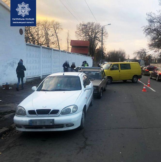 Новини Хмельницького - фото з У Хмельницькому п'яний водій пошкодив одразу три припарковані автомобілі (ФОТО) У Хмельницькому п'яний водій пошкодив одразу три припарковані автомобілі (ФОТО), фото №2 на сайті vsim.ua