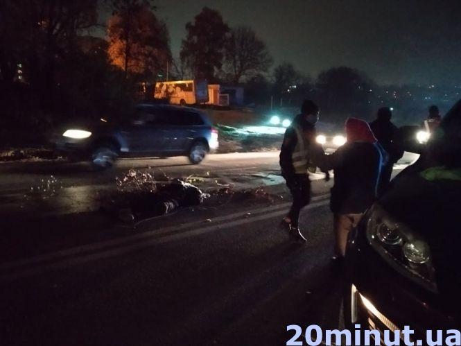 Новини Тернополя - фото з Жінка плаче над чоловіком - неподалік "Берегині" смертельна аварія Жінка плаче над чоловіком - неподалік "Берегині" смертельна аварія, фото №1 на сайті 20minut.ua