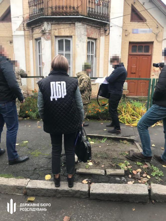 500 доларів з призовника. Посадовець Хмельницького військкомату "погорів" на хабарі (ФОТО), фото №1 на сайті vsim.ua