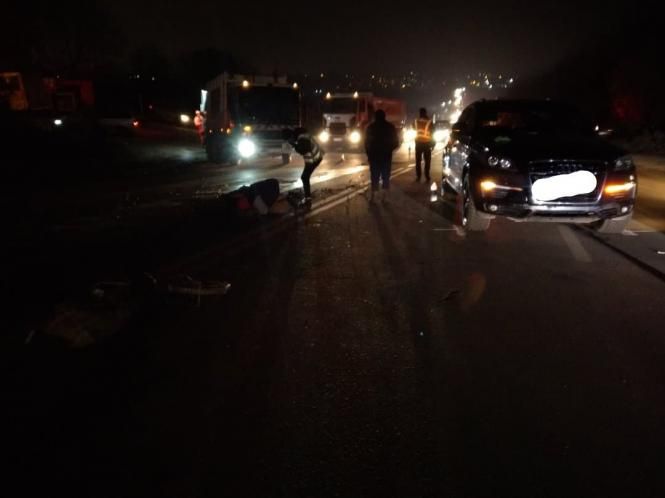 Новини Тернополя - фото з Жінка плаче над чоловіком - неподалік "Берегині" смертельна аварія Немає опису.