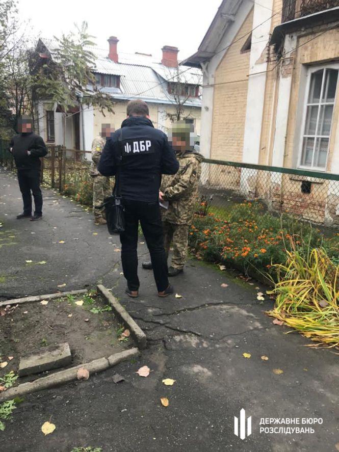 500 доларів з призовника. Посадовець Хмельницького військкомату "погорів" на хабарі (ФОТО), фото №2 на сайті vsim.ua