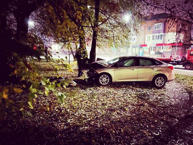 На вулиці Вайсера автомобіль на швидкості влетів у дерево (ВІДЕО), фото №1 на сайті vsim.ua