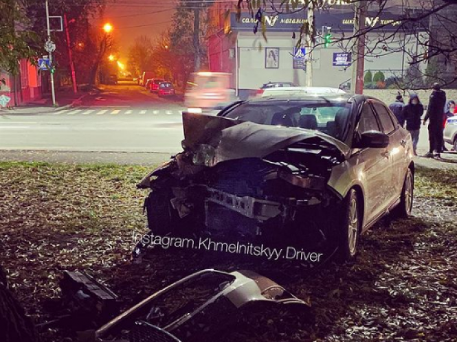 На вулиці Вайсера автомобіль на швидкості влетів у дерево (ВІДЕО), фото №2 на сайті vsim.ua