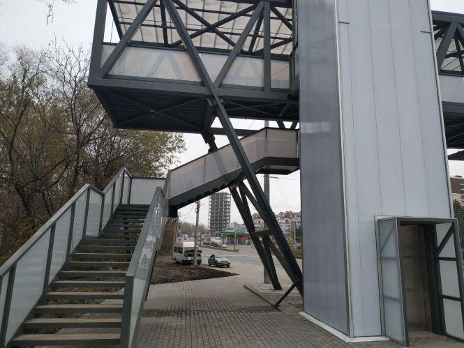 Чому не працюють ліфти та чи безпечно тут? Як виглядає надземний перехід на 15 Квітня - ми перевірили, фото №1 на сайті 20minut.ua