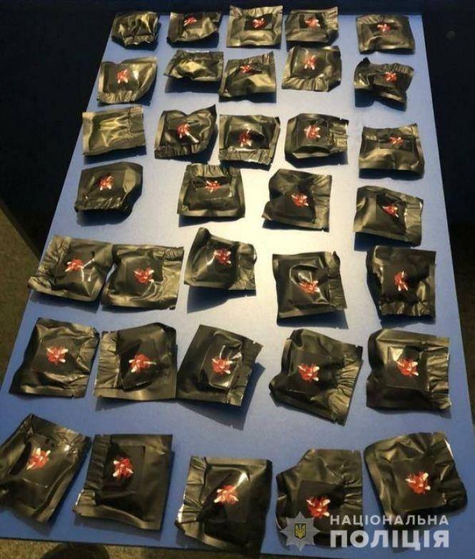 Новини Вінниці - фото з Киянин у Вінниці робив «закладки». Мав 50 пакетиків з наркотиками Киянин у Вінниці робив «закладки». Мав 50 пакетиків з наркотиками, фото №1 на сайті 20minut.ua