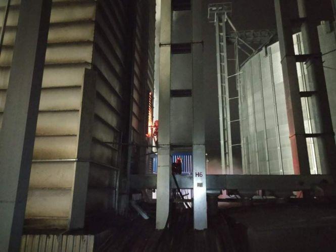 Новини Вінниці - фото з Понад 20 вогнеборців приборкували масштабну пожежу на зерносушарці Понад 20 вогнеборців приборкували масштабну пожежу на зерносушарці, фото №2 на сайті 20minut.ua