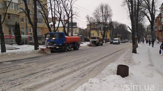 Хто та як чистить вулиці Хмельницького від снігу (ФОТО, ВІДЕО), фото №1 на сайті vsim.ua