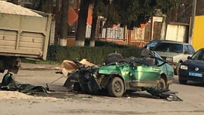 На Винниччине неисправный ВАЗ с людьми въехал в ЗИЛ (Фото) 4 140753fa679959c62752fec2b7c6ac4491fd6974
