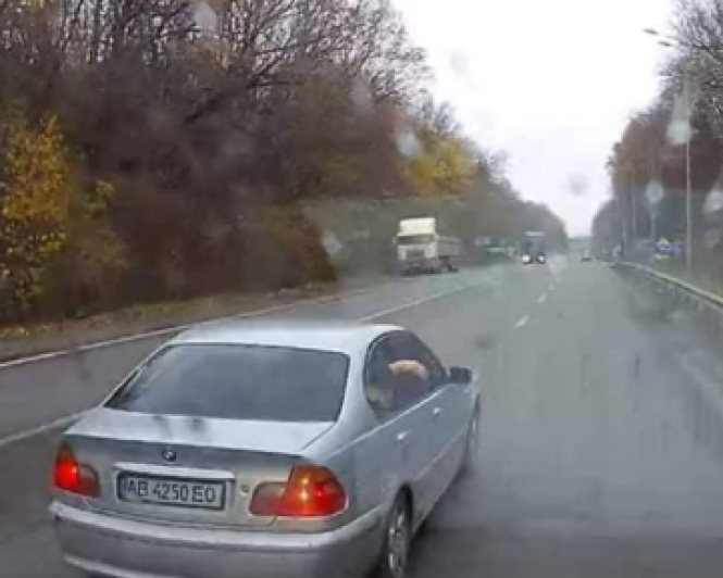 Новини Вінниці - фото з Відео дня. Водій на «БМВ» обігнав авто, а його пасажир жбурнув банку у скло Відео дня. Водій на «БМВ» обігнав авто, а його пасажир жбурнув банку у скло, фото №1 на сайті 20minut.ua