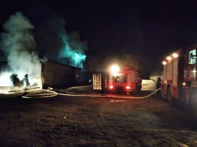Нічна пожежа на Тернопільщині: два рятувальні відділення працювали понад п'ять годин (ФОТО), фото №1 на сайті 20minut.ua