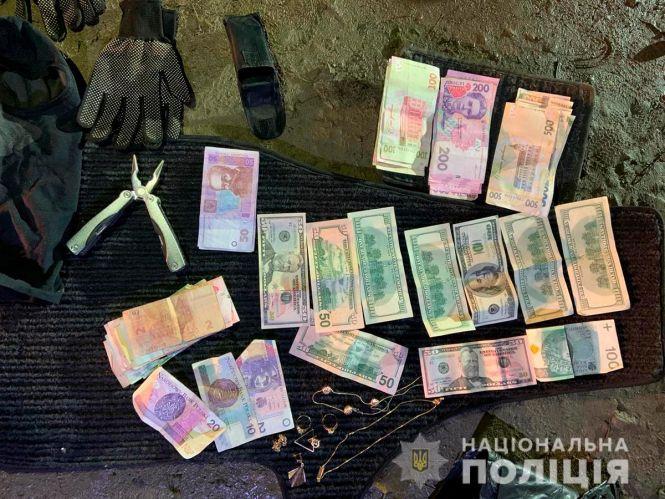 Новини Вінниці - фото з Вінничанин на Буковині грабував будинки, власники яких святкували в ресторані весілля Вінничанин на Буковині грабував будинки, власники яких святкували в ресторані весілля, фото №2 на сайті 20minut.ua