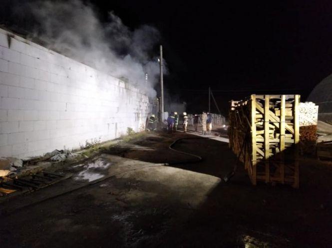 Нічна пожежа на Тернопільщині: два рятувальні відділення працювали понад п'ять годин (ФОТО), фото №4 на сайті 20minut.ua