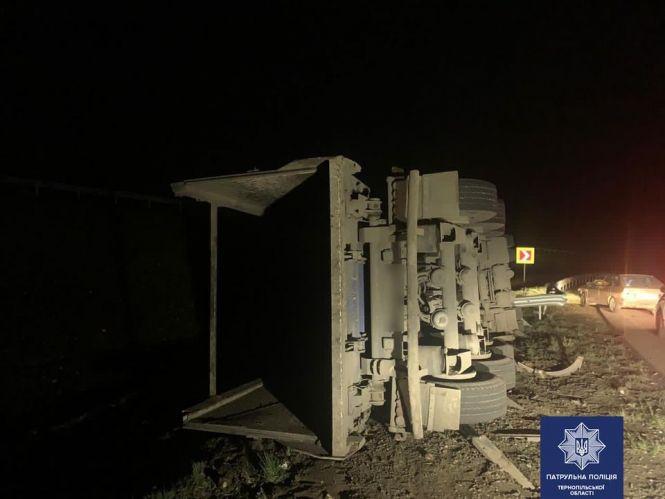 Новини Тернополя - фото з Через пошкоджене колесо перекинулась вантажівка. Водій з травмами у лікарні Через пошкоджене колесо перекинулась вантажівка. Водій з травмами у лікарні, фото №1 на сайті 20minut.ua