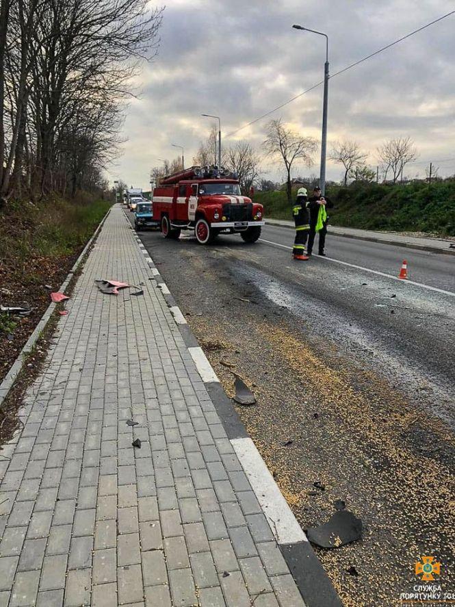 Новини Тернополя - фото з ДТП на Тернопільщині: зіткнулись дві вантажівки. В однієї відмовили гальма ДТП на Тернопільщині: зіткнулись дві вантажівки. В однієї відмовили гальма, фото №2 на сайті 20minut.ua