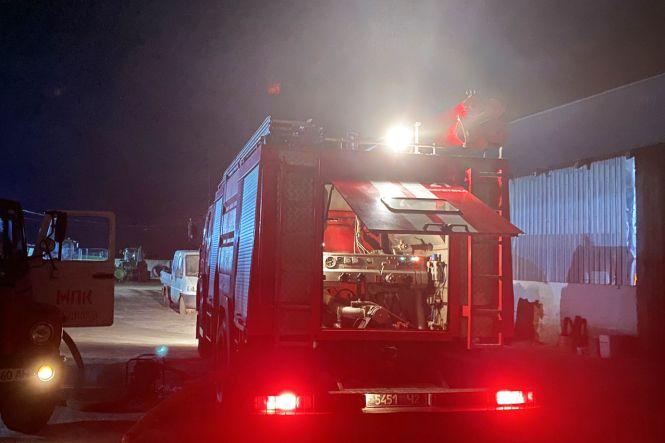 Новини Хмельницького - фото з На Хмельниччині горіла зерносушарка. Вогонь гасили кілька бригад (ФОТО) На Хмельниччині горіла зерносушарка. Вогонь гасили кілька бригад (ФОТО), фото №1 на сайті vsim.ua