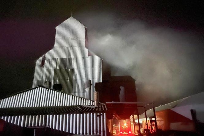 Новини Хмельницького - фото з На Хмельниччині горіла зерносушарка. Вогонь гасили кілька бригад (ФОТО) На Хмельниччині горіла зерносушарка. Вогонь гасили кілька бригад (ФОТО), фото №3 на сайті vsim.ua