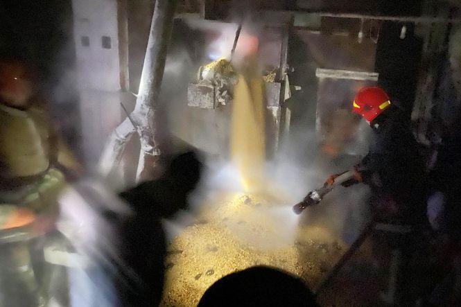 Новини Хмельницького - фото з На Хмельниччині горіла зерносушарка. Вогонь гасили кілька бригад (ФОТО) На Хмельниччині горіла зерносушарка. Вогонь гасили кілька бригад (ФОТО), фото №4 на сайті vsim.ua