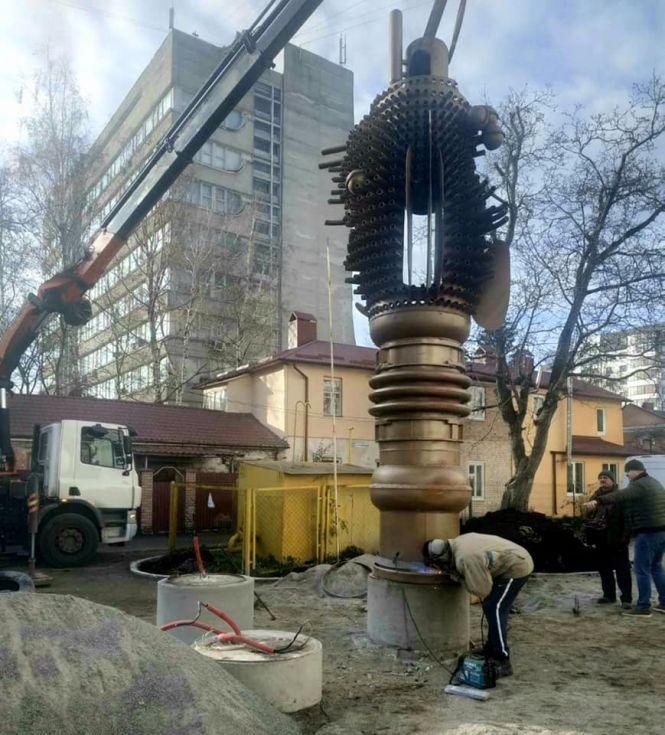 На вулиці Свободи встановили відновлену "Гармонію" Миколи Мазура (ФОТО), фото №2 на сайті vsim.ua