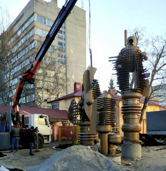 На вулиці Свободи встановили відновлену "Гармонію" Миколи Мазура (ФОТО), фото №1 на сайті vsim.ua