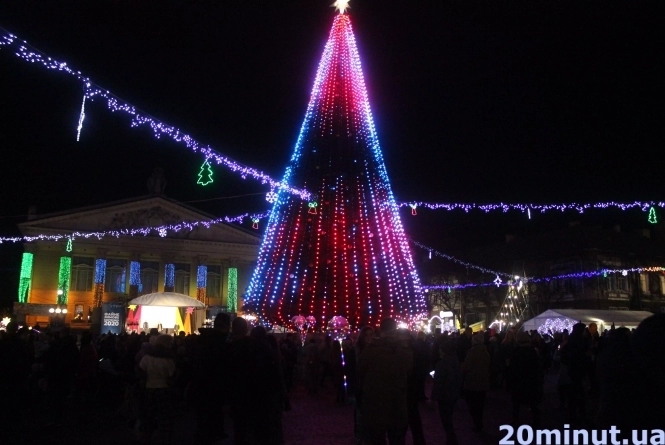 Фото дня: у Тернополі почали встановлювати головну ялинку, фото №2 на сайті 20minut.ua