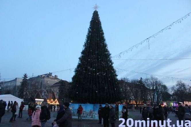 Фото дня: у Тернополі почали встановлювати головну ялинку, фото №1 на сайті 20minut.ua