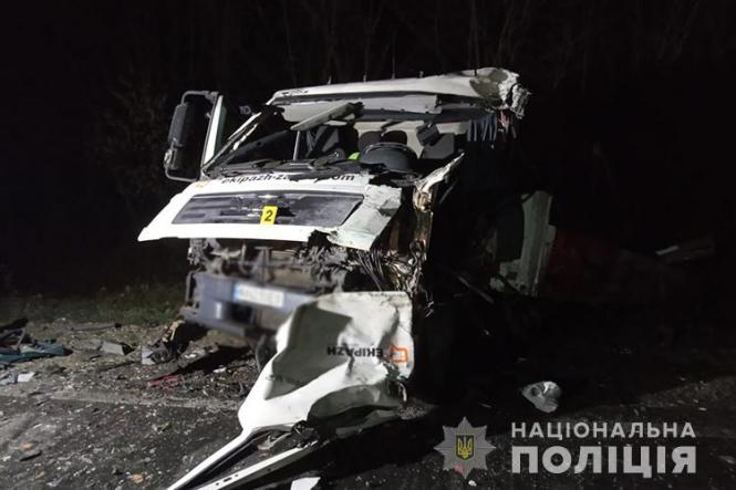 Новини Тернополя - фото з Смертельна ДТП на Кременеччині: не розминулись бус та вантажівка. Один із водіїв загинув (ФОТО) Смертельна ДТП на Кременеччині: не розминулись бус та вантажівка. Один із водіїв загинув (ФОТО), фото №3 на сайті 20minut.ua