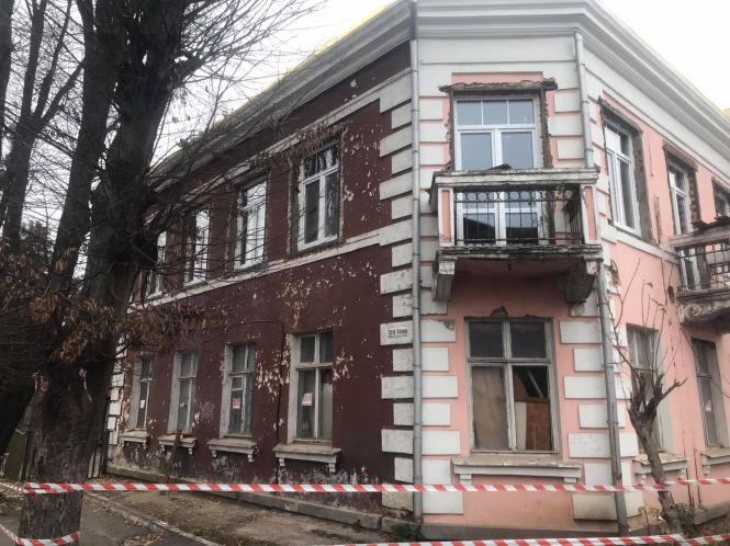 Новини Хмельницького - фото з Через ремонт рожевої будівлі на Шевченка готують звернення у прокуратуру Нет описания.