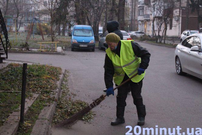 Вони працюють, поки інші сплять. Ексклюзивне відеоінтерв'ю з подругами-двірничками, які дбають про чистоту, фото №1 на сайті 20minut.ua