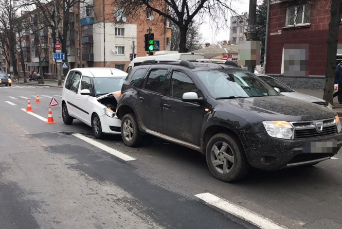 ДТП на Кам’янецькій: «Skoda» врізалась у  «Dacia», фото №1 на сайті vsim.ua