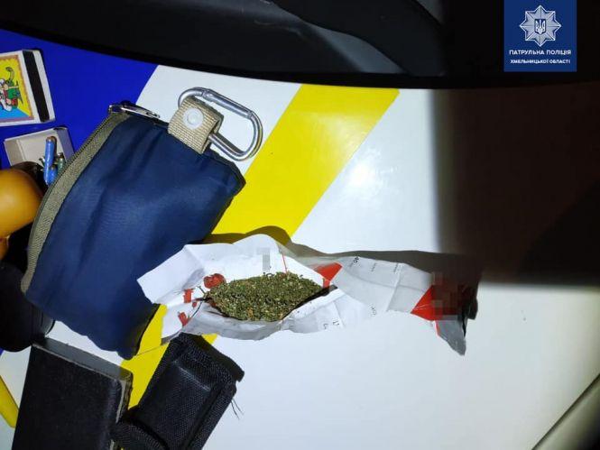 Новини Хмельницького - фото з Вночі на Заводській затримали чоловіка з наркотиками Вночі на Заводській затримали чоловіка з наркотиками, фото №2 на сайті vsim.ua