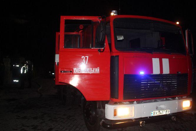 8 рятувальників на 2 машинах гасили гараж у Хмельницькому (ФОТО, ВІДЕО), фото №1 на сайті vsim.ua