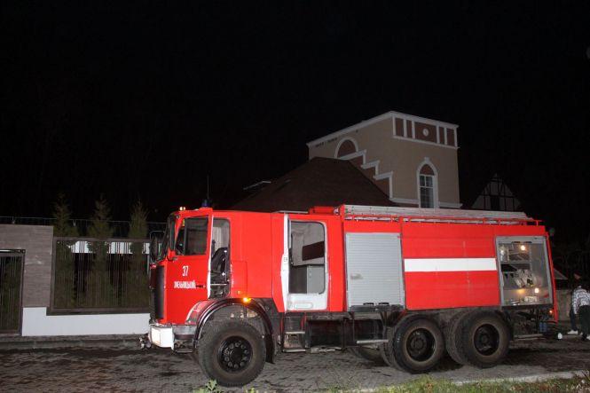 8 рятувальників на 2 машинах гасили гараж у Хмельницькому (ФОТО, ВІДЕО), фото №2 на сайті vsim.ua