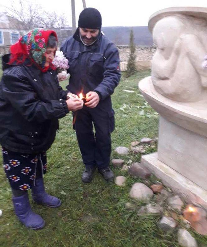 Новини Вінниці - фото з Запалили свічі біля пам’ятника… мідії. Незвичайна історія порятунку від Голодомору Запалили свічі біля пам’ятника… мідії. Незвичайна історія порятунку від Голодомору, фото №5 на сайті 20minut.ua