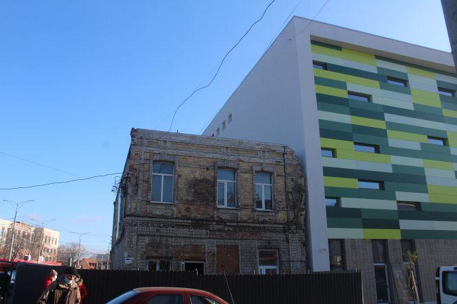 Новини Вінниці - фото з Дім, який не зміг «поглинути» ТЦ, тепер зносять. Що там буде? Дім, який не зміг «поглинути» ТЦ, тепер зносять. Що там буде?, фото №3 на сайті 20minut.ua