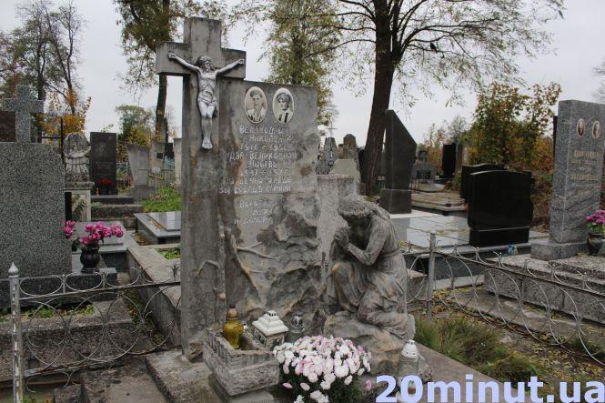 Новини Тернополя - фото з Чому до деяких могил на Микулинецькому кладовищі люди йдуть з проханнями (РЕПОРТАЖ) Чому до деяких могил на Микулинецькому кладовищі люди йдуть з проханнями (РЕПОРТАЖ), фото №4 на сайті 20minut.ua