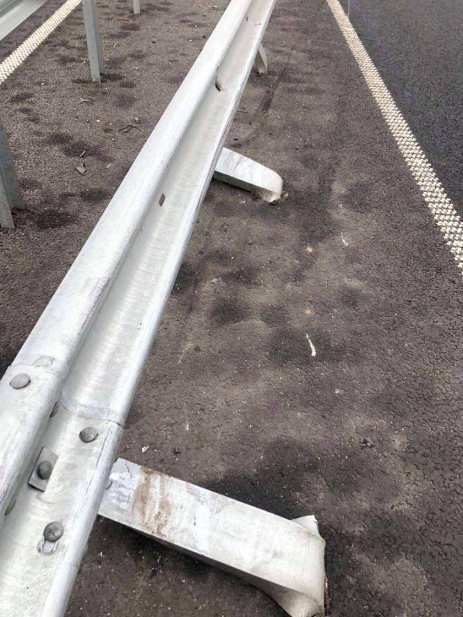 Новини Хмельницького - фото з На Хмельниччині пошкодили нове бар'єрне огородження на трасі М-12. Хто відшкодує збитки?