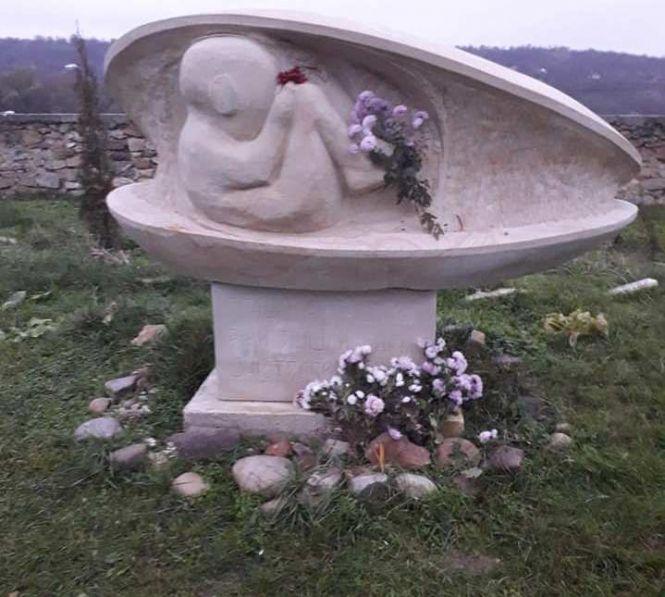 Новини Вінниці - фото з Запалили свічі біля пам’ятника… мідії. Незвичайна історія порятунку від Голодомору Запалили свічі біля пам’ятника… мідії. Незвичайна історія порятунку від Голодомору, фото №4 на сайті 20minut.ua