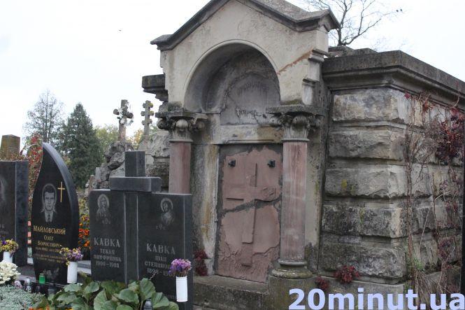 Новини Тернополя - фото з Чому до деяких могил на Микулинецькому кладовищі люди йдуть з проханнями (РЕПОРТАЖ) Чому до деяких могил на Микулинецькому кладовищі люди йдуть з проханнями (РЕПОРТАЖ), фото №1 на сайті 20minut.ua