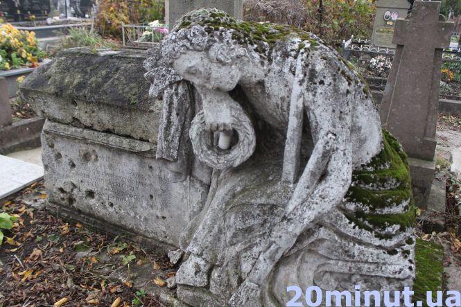 Новини Тернополя - фото з Чому до деяких могил на Микулинецькому кладовищі люди йдуть з проханнями (РЕПОРТАЖ) Чому до деяких могил на Микулинецькому кладовищі люди йдуть з проханнями (РЕПОРТАЖ), фото №7 на сайті 20minut.ua