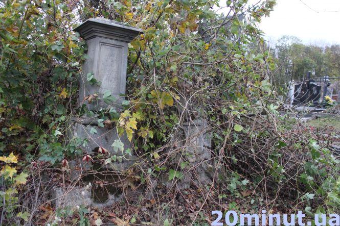 Новини Тернополя - фото з Чому до деяких могил на Микулинецькому кладовищі люди йдуть з проханнями (РЕПОРТАЖ) Чому до деяких могил на Микулинецькому кладовищі люди йдуть з проханнями (РЕПОРТАЖ), фото №3 на сайті 20minut.ua