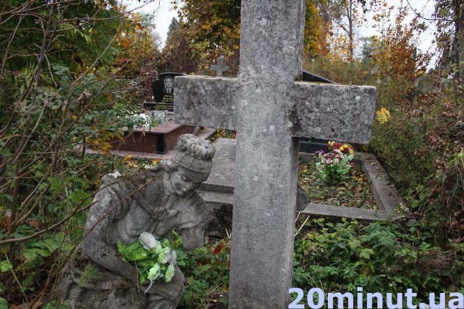 Новини Тернополя - фото з Чому до деяких могил на Микулинецькому кладовищі люди йдуть з проханнями (РЕПОРТАЖ) Чому до деяких могил на Микулинецькому кладовищі люди йдуть з проханнями (РЕПОРТАЖ), фото №2 на сайті 20minut.ua