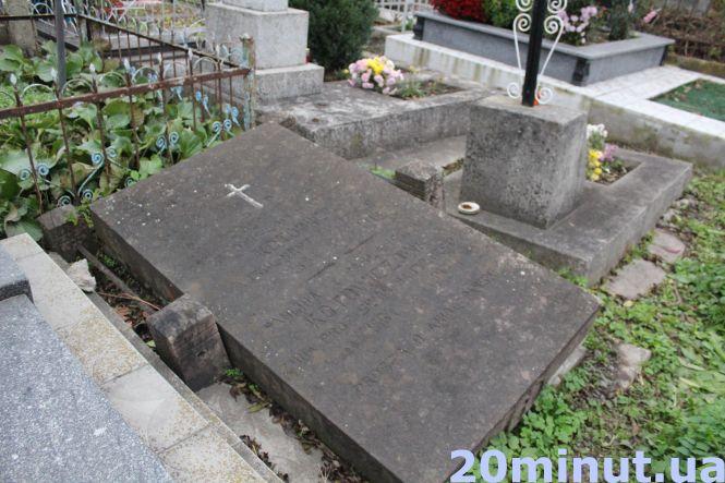 Новини Тернополя - фото з Чому до деяких могил на Микулинецькому кладовищі люди йдуть з проханнями (РЕПОРТАЖ) Чому до деяких могил на Микулинецькому кладовищі люди йдуть з проханнями (РЕПОРТАЖ), фото №5 на сайті 20minut.ua