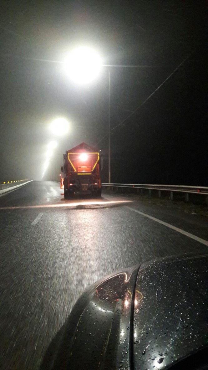 За вихідні на дороги Хмельниччини висипали понад 600 тонн протиожеледної суміші, фото №1 на сайті vsim.ua