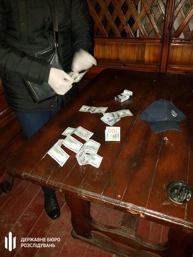 Новини Вінниці - фото з Взяли «на гарячому». На хабарі у тисячу доларів попався поліцейський Взяли «на гарячому». На хабарі у тисячу доларів попався поліцейський, фото №1 на сайті 20minut.ua