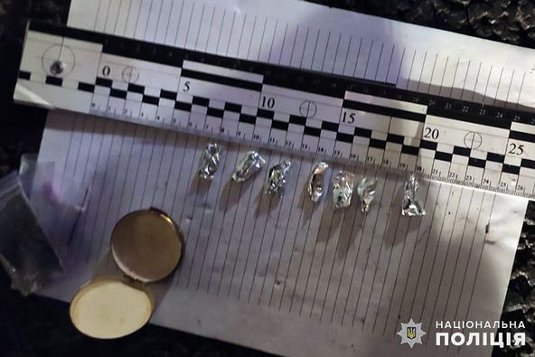 Новини Хмельницького - фото з У хмельничанина виявили арсенал зброї та наркотики (ФОТО) У хмельничанина виявили арсенал зброї та наркотики (ФОТО), фото №3 на сайті vsim.ua