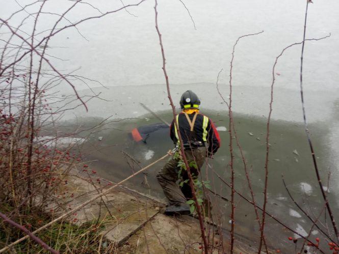 Новини Вінниці - фото з На Вінниччині з-під криги дістали тіло чоловіка. Що робити, якщо ви провалилися на льоду? На Вінниччині з-під криги дістали тіло чоловіка. Що робити, якщо ви провалилися на льоду?, фото №1 на сайті 20minut.ua