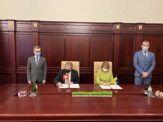 Ольга Стефанішина підписала Меморандум з Урядом Швейцарії про виробництво апаратів штучної вентиляції легень